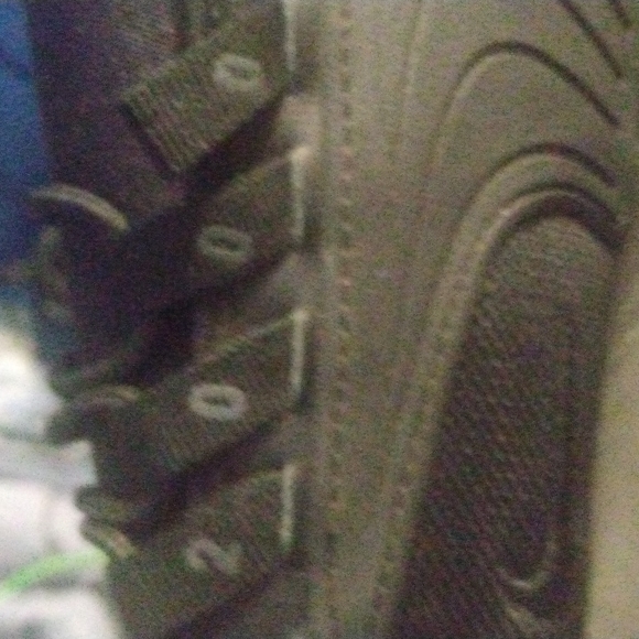 Nike shoes - Picture 2 of 5